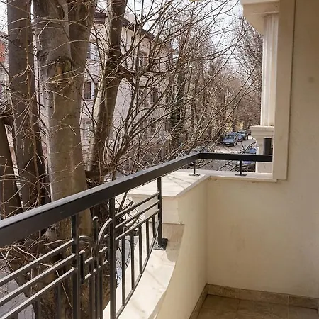 Three Private Near Port Of By Flat Mаnager 公寓 *