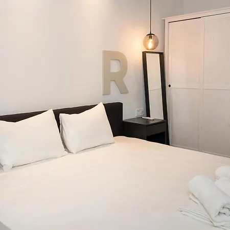 Three Private Near Port Of By Flat Mаnager 公寓