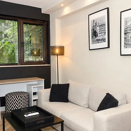 Three Private Near Port Of By Flat Mаnager 公寓 *